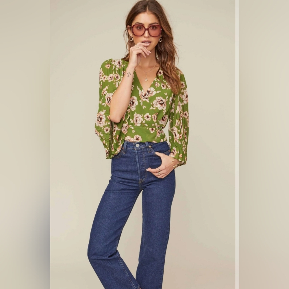 ASTR THE LABEL Green Floral Pleated Sleeve Wrap Blouse. Size Medium.
